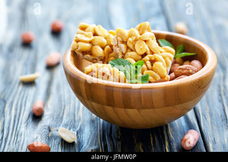 Honig bars mit Erdnüssen und Minze in einer runden Schüssel. Stockfoto