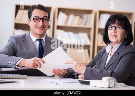 Business-Paare, die Diskussion im Büro haben Stockfoto