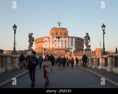 Touristen auf Sant'Angelo Brücke mit Schloss Sant'Angelo im Hintergrund Stockfoto