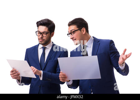 Zwei Geschäftsleute mit virtuellen Tabletten isoliert auf weiss Stockfoto