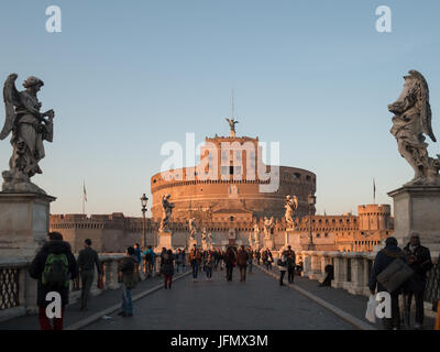 Touristen auf Sant'Angelo Brücke mit Schloss Sant'Angelo im Hintergrund Stockfoto