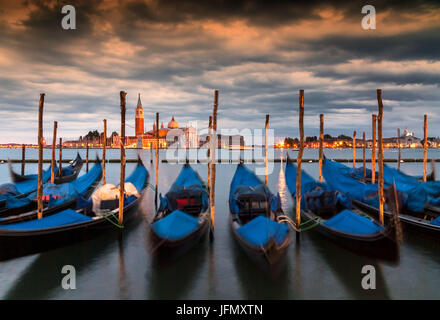 Langzeitbelichtung Blick auf Gondeln und die Kirche von San Giorgio über den Canal Grande, Venedig, Italien Stockfoto