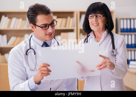 Die beiden Ärzte im Labor arbeiten Stockfoto