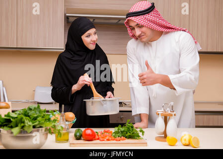 Der junge arabische Familie in der Küche Stockfoto