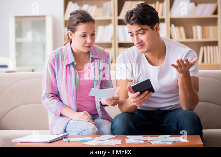 Die junge Familie diskutieren Familie Finanzen Stockfoto