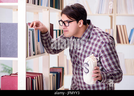 Der junge Student in teure Lehrbücher Konzept Stockfoto