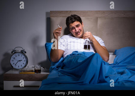 Der verzweifelte Mann im Bett geschieden Stockfoto