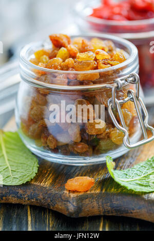 Getrocknete Weintrauben in einem Glas Nahaufnahme. Stockfoto