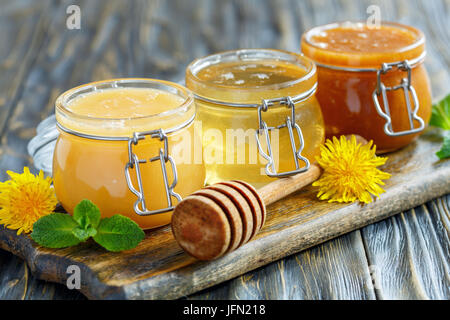 Verschiedene Sorten Honig in Gläsern. Stockfoto