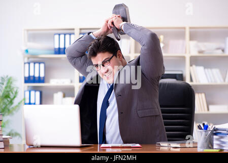 Die wütende aggressive Geschäftsmann im Büro Stockfoto