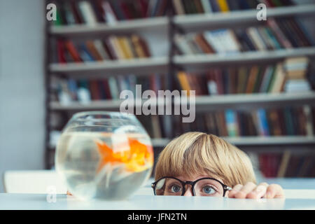 Junge mit Goldfisch Stockfoto