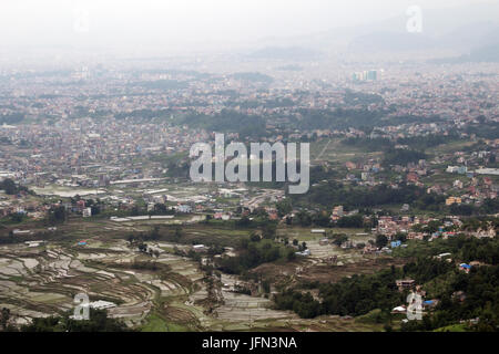Die Reis-Plantagen und die Aussicht auf die Stadt im Kathmandu-Tal Shivapuri Nagarjun Nationalpark, Nepal Stockfoto
