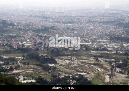 Die Reis-Plantagen und die Aussicht auf die Stadt im Kathmandu-Tal Shivapuri Nagarjun Nationalpark, Nepal Stockfoto