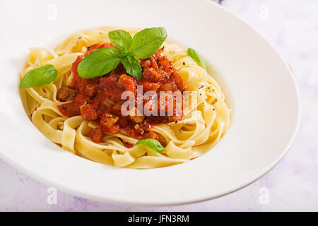 Nudeln Fettuccine Bolognese mit Tomatensauce in weiße Schüssel. Stockfoto