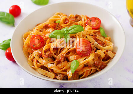 Nudeln Fettuccine Bolognese mit Tomatensauce in weiße Schüssel. Stockfoto