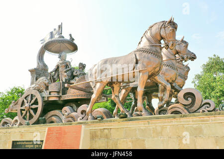Riesige Krishna-Arjuna Streitwagen aus Bronze Metall, in Brahma Sarovar Kurukshetra, Haryana, liegt ein großer Reiz für die Pilger. Stockfoto