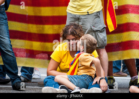 BARCELONA, Spanien - SEPTEMBER 11: Kinder winken mit Fahnen während "Katalanisch Weg", Stille Demonstration für unabhängiges Katalonien in Barcelona, Spanien auf Se Stockfoto