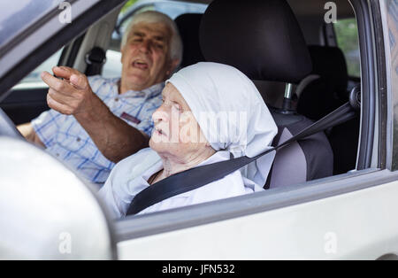 Ältere Frau, die die Fahrstunde, männliche Lehrer wütend auf Verkehrszeichen zeigen Stockfoto