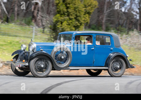 Jahrgang 1932 Ford B Limousine fahren auf der Landstraße in der Nähe der Stadt Birdwood, South Australia. Stockfoto