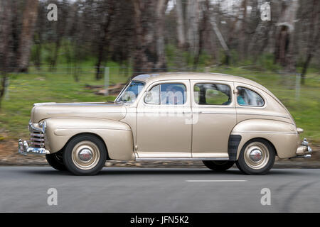 Jahrgang 1946 Ford Fordor Sedan fahren auf der Landstraße in der Nähe der Stadt Birdwood, South Australia. Stockfoto