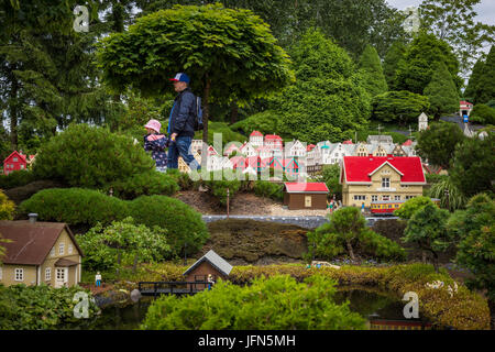 Billund, Dänemark - 27. Juli 2017: Menschen zu Fuß durch das Lego-Dorf aus Legosteinen gebaut Stockfoto