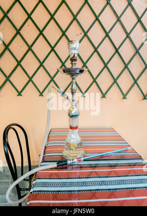 Shisha / Hooka / Nargile Rauchen Pfeife auf einem Tisch Stockfoto