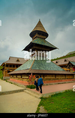 Alte Prashar See Temple View mit Prashar heiliges Wasser Teich und grüne Natur Landschaft am See Prashar, Mandi, Himachal Pradesh, Indien Asien Stockfoto