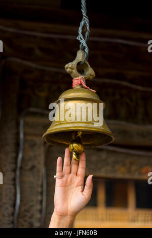 Temple Bell im Alten Prashar See Temple View mit Prashar heiliges Wasser Teich und grüne Natur Landschaft am See Prashar, Himachal Pradesh, Indien Asien Stockfoto