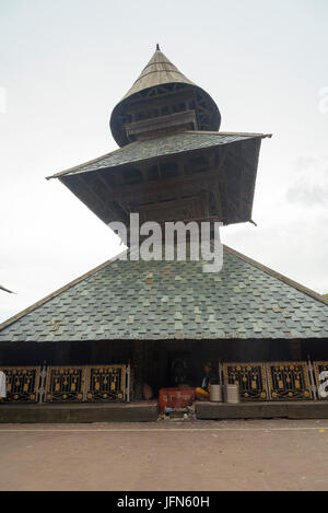 Alte Prashar See Temple View mit Prashar heiliges Wasser Teich und grüne Natur Landschaft am See Prashar, Mandi, Himachal Pradesh, Indien Asien Stockfoto