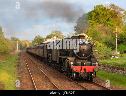 Erhalten fünf Schwarz leitet Dampf Lok Nummer 48151 The Highlands und Inseln Explorer in Appleby, England, an der Settle Carlisle Railway. Stockfoto