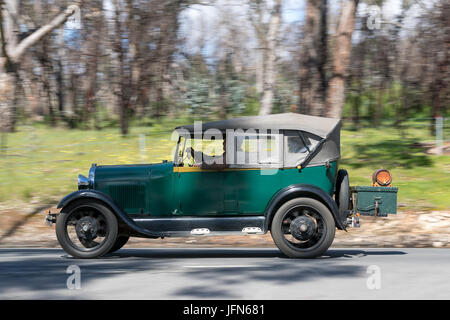 Jahrgang 1928 Ford Modell A Tourer fahren auf der Landstraße in der Nähe der Stadt Birdwood, South Australia. Stockfoto