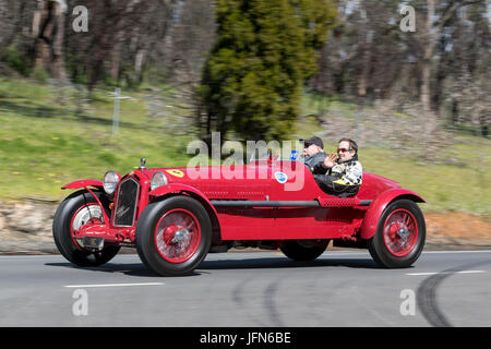 Jahrgang rot 1929 Alfa Romeo Monza Tourer fahren auf der Landstraße in der Nähe der Stadt Birdwood, South Australia. Stockfoto