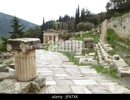 Den Heiligen Weg führt an den Fiskus von den Athenern in archäologischen Site von Delphi, Griechenland Stockfoto