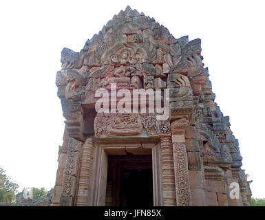 Der Sturz des Reclining Pra Narai über dem Eingang, der das zentrale Heiligtum des Prasat Hin Phanom Rung alten Khmer-Tempel, Buriram Provinz Stockfoto