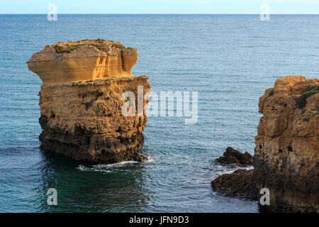 Kalkstein Klippe in der Nähe der Ufer (Algarve, Portugal). Stockfoto