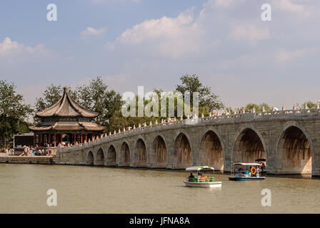 Die siebzehn-Bogen-Brücke in dem Kunming-See in Peking Stockfoto