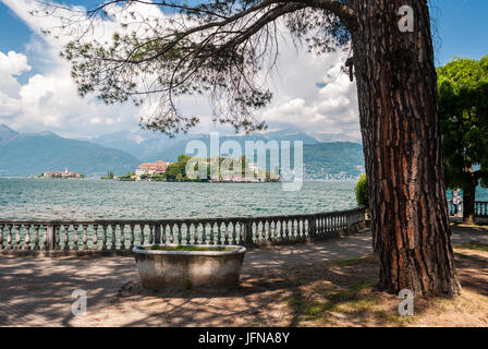 Blick auf die Isola Bella im Lago Maggiore in Italien von einer Promenade entlang der Küste Stockfoto