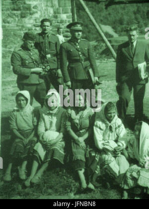 05577 slowakische Soldaten posiert mit ukrainische Zivilisten in Komańcza, Ferdinand ČatloC5A1 (Mitte) - Slowakische Invasion von Polen (1939) Stockfoto