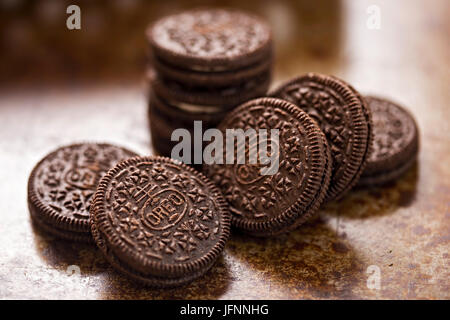 Oreo Cookies auf braunem Hintergrund Stockfoto