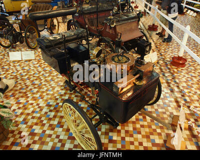 1885 de Dion Bouton Dreirad mit vorne montierten Kessel und Wasser Tank und Kohle Brust auf beiden Seiten des Hinterrades am Musée Automobile de Vendée Pic-1 Stockfoto