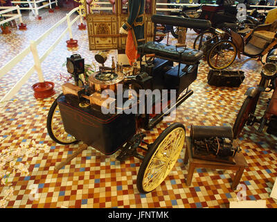 1885 de Dion Bouton Dreirad mit vorne montierten Kessel und Wasser Tank und Kohle Brust auf beiden Seiten des Hinterrades am Musée Automobile de Vendée Pic-2 Stockfoto