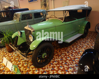 Dieser 1925 Donnet Zedel C16, ein 4-Zylinder-Tourer mit 11CV, wird im Musée Automobile de Vendée ausgestellt. Das Fahrzeug repräsentiert die Automobil-Technologie- und Designtrends der 1920er Jahre und zeigt die Eleganz und Leistung von Oldtimern. Stockfoto