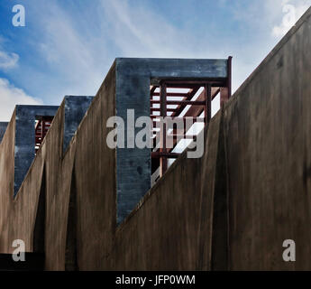Abstrakt Architektur Betonbau am bewölkten Himmelshintergrund Stockfoto