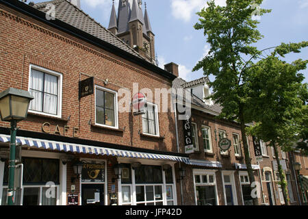 2013.05.31.1 2 Café Maasstraat St. Martinuskerk Cuijk Stockfoto