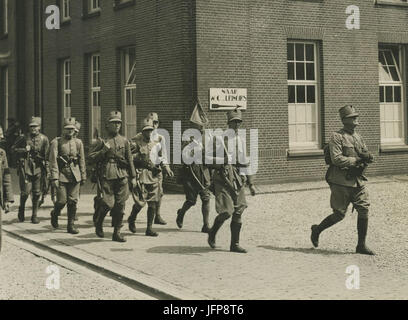 Aankomst van Een Distanziertheit Nederlandse Militairen Op de Prins Hendrik Kazerne - F40353 - KNBLO Stockfoto
