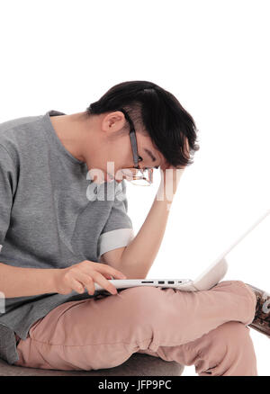 Asiatischer Mann am Laptop arbeiten. Stockfoto