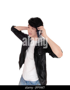 Asiatischer Mann über sein Handy. Stockfoto