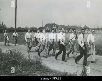 Acht Arnhemsche Deelnemers Op Het Parcours van 55 km Op de Tweede dag van de 29 - F40996 - KNBLO Stockfoto