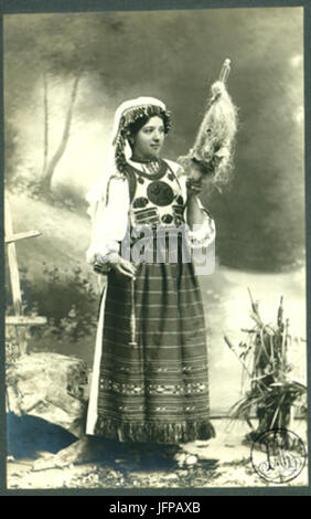 Adler - Costum beliebte Românesc Din Tulgheş Tânără Nevastă torcând Stockfoto