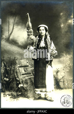 Adler - Costum beliebte Românesc Din Tulgheş Tânără torcând Stockfoto